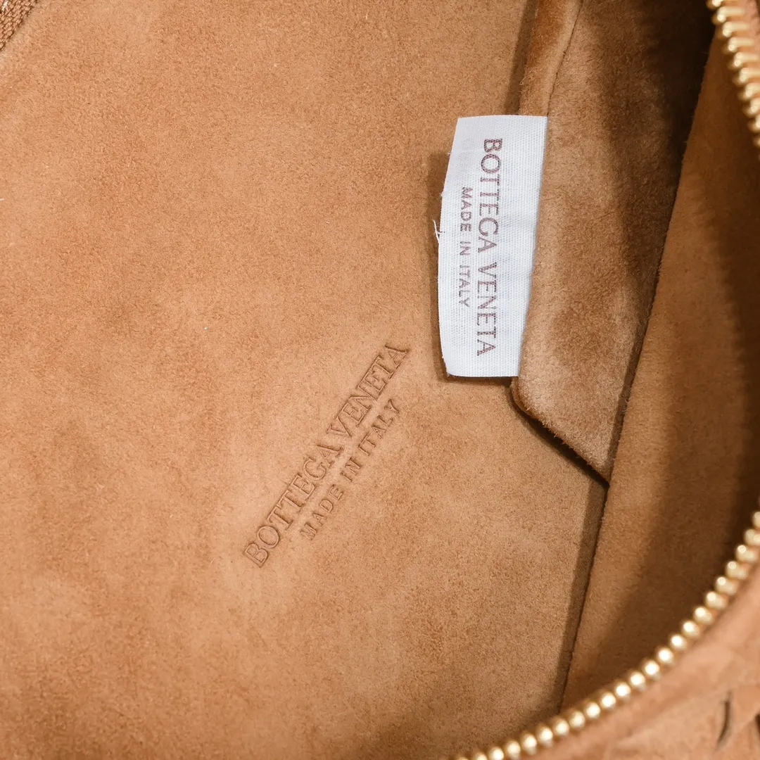 Batch 1460 JODIE Sheep Suede Medium size comes out of Huo~ It is much more practical than small size. The shape is still fashionable and good-looking. Made of classic Yangjin weaving. The iconic weaving has always been the most proud design of BV. The soft shape is super suitable for concave shape~ Not only the size has been changed, the quality details are also more refined. The version is more round and Q. The medium size has more styles. It is not only practical and can hold everything, but also can carry Jodie's fashionable concave shape. It’s really both practical and fashionable. It’s awesome! Size: 36x21x13, model: 6697# frosted leather